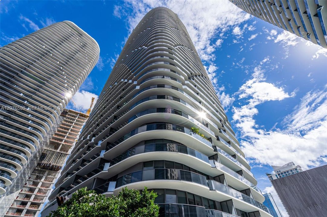 For Sale: $885,000 (2 beds, 2 baths, 1048 Square Feet)