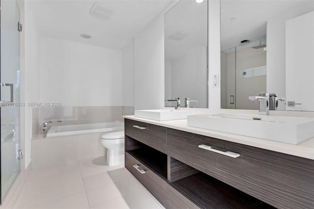For Sale: $885,000 (2 beds, 2 baths, 1048 Square Feet)