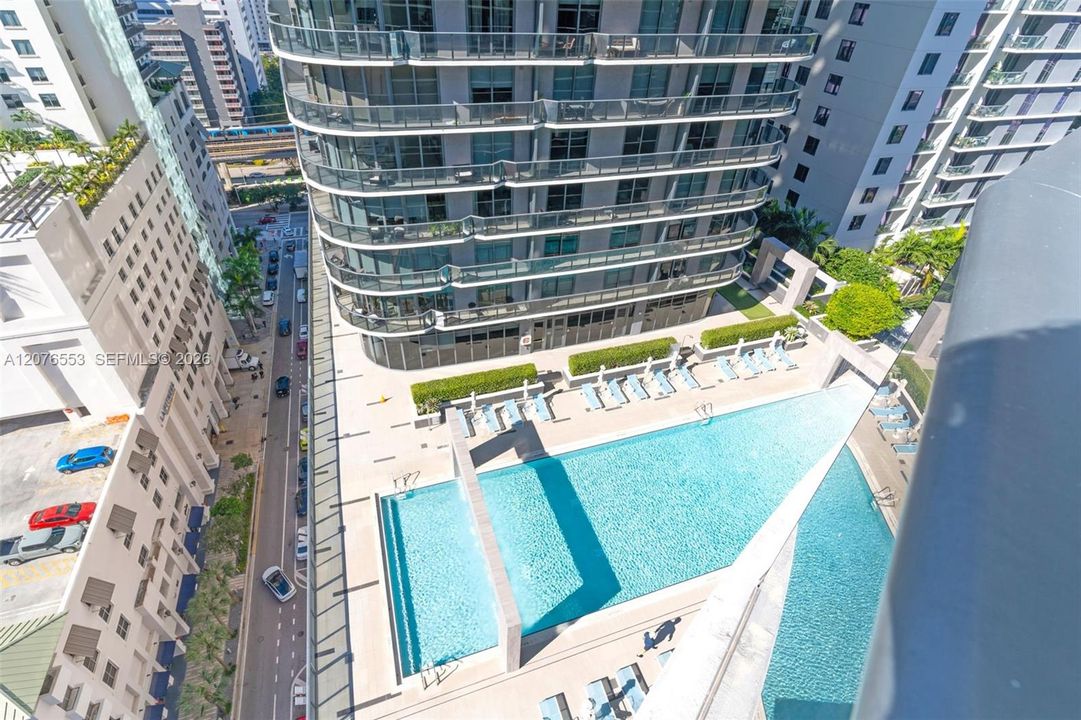 For Sale: $885,000 (2 beds, 2 baths, 1048 Square Feet)