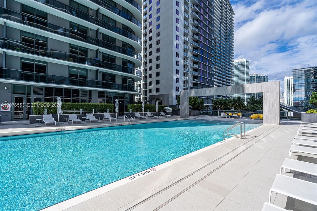 For Sale: $885,000 (2 beds, 2 baths, 1048 Square Feet)