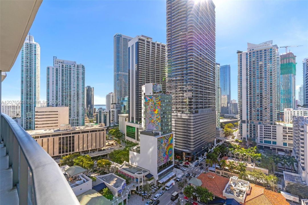 For Sale: $885,000 (2 beds, 2 baths, 1048 Square Feet)