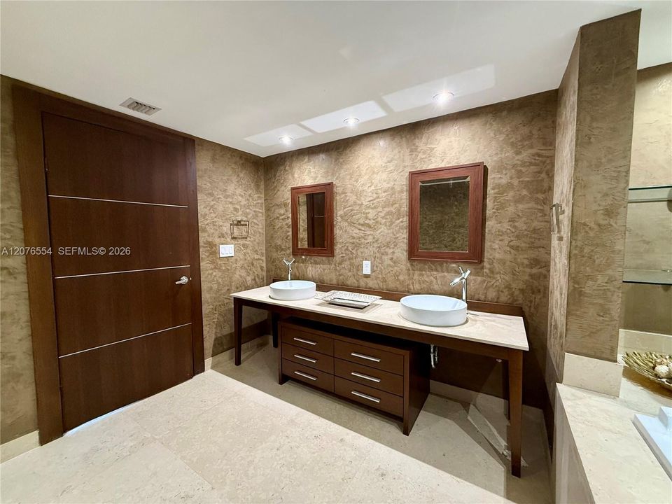 В аренду: $5,900 (2 спален, 2 ванн, 1313 Квадратных фут)