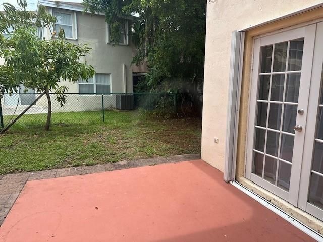 patio w/ fully fenced yard