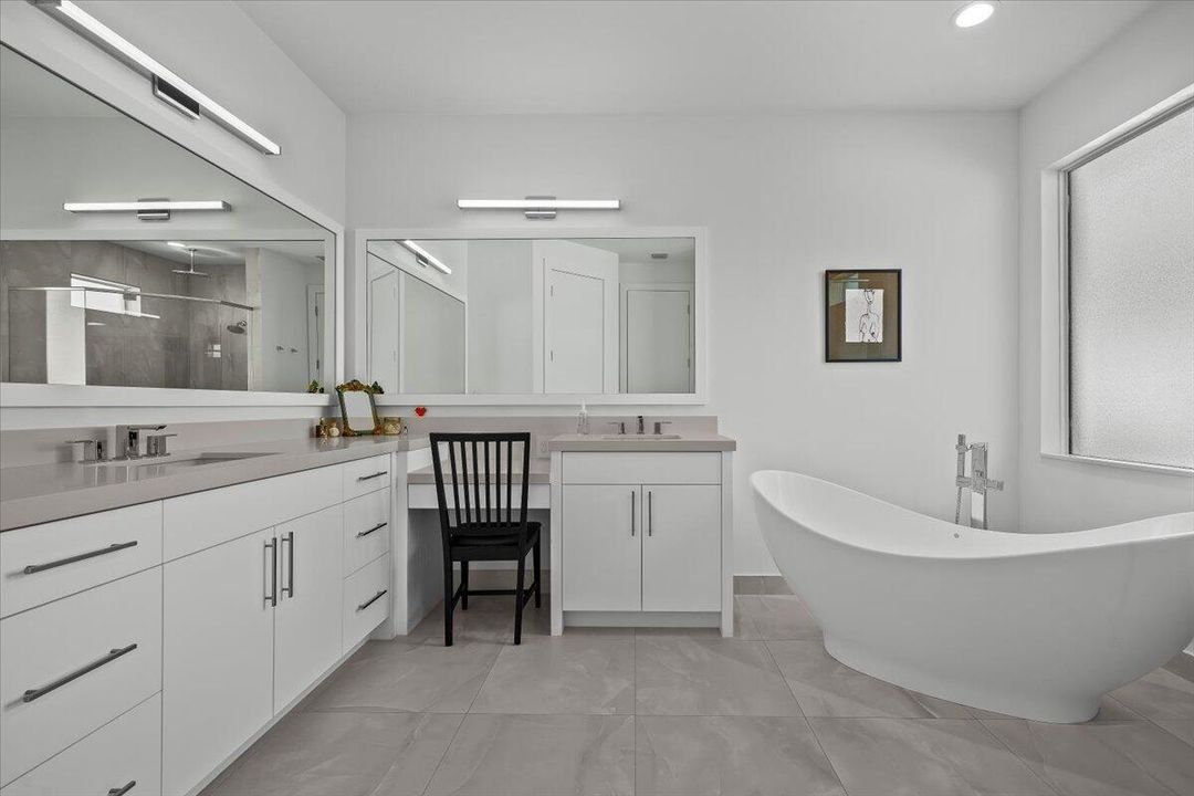 Spa-Like Owner's Suite Bathroom