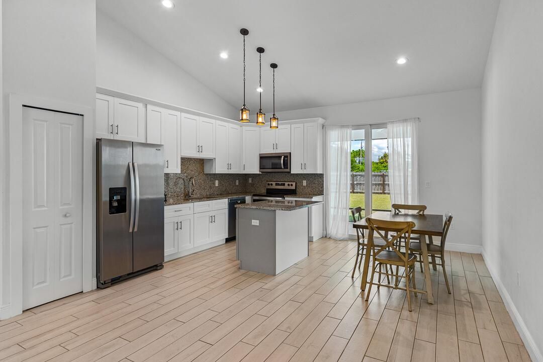 275 SW Elderberyy Drive-8