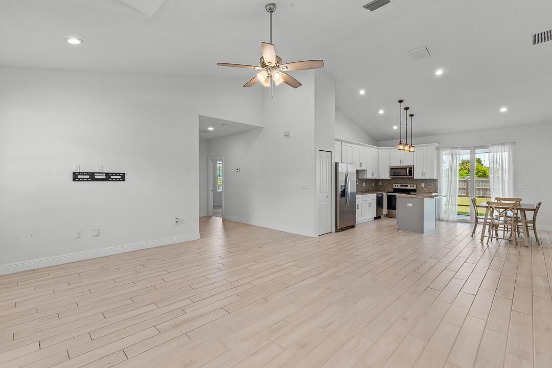 275 SW Elderberyy Drive-17