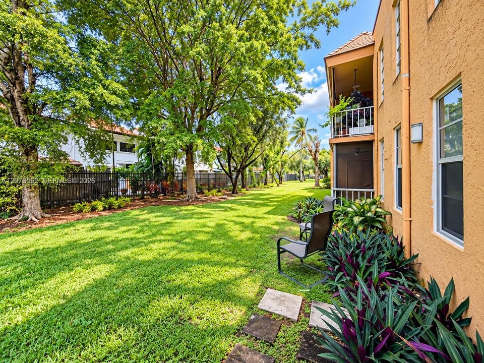For Sale: $325,000 (3 beds, 2 baths, 1262 Square Feet)