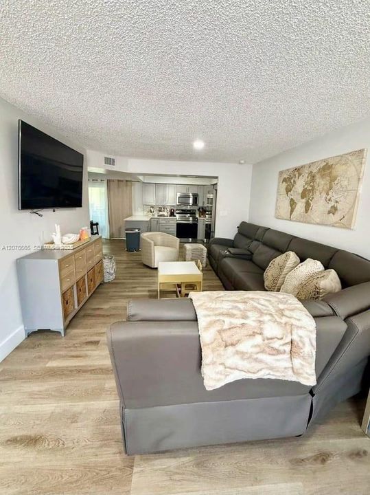 For Sale: $314,999 (3 beds, 2 baths, 1300 Square Feet)