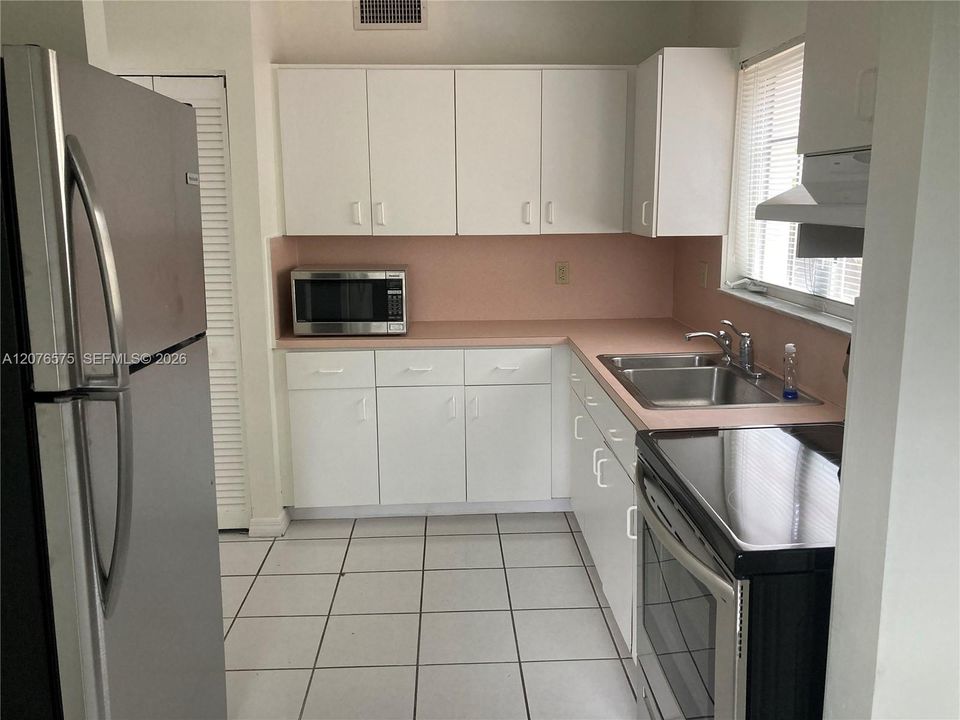 For Sale: $800,000 (2 beds, 2 baths, 1147 Square Feet)