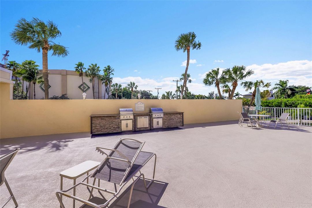 pool deck /BBQ