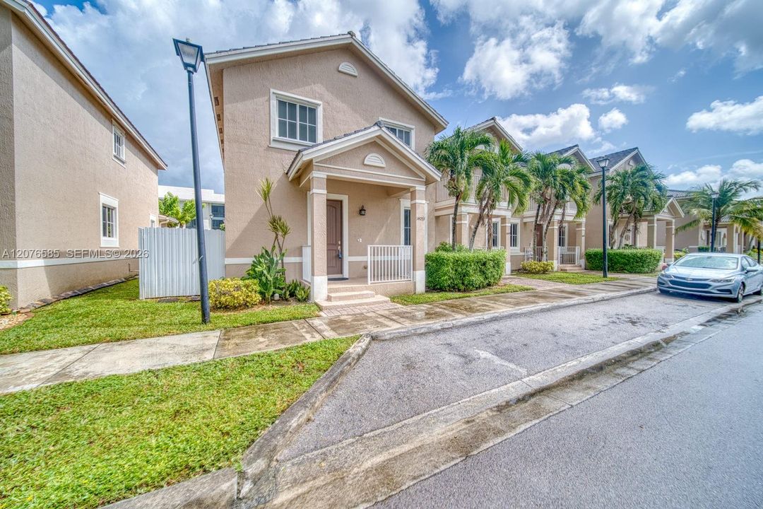 For Sale: $400,000 (3 beds, 2 baths, 1850 Square Feet)