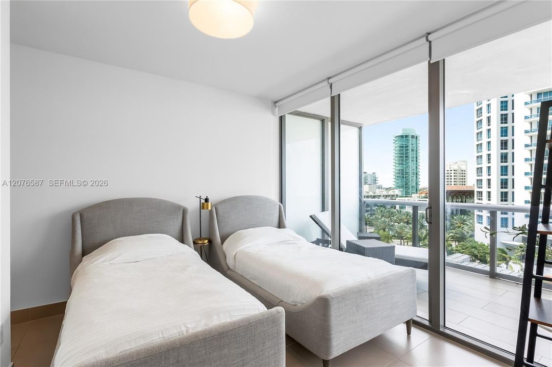 For Sale: $1,590,000 (2 beds, 2 baths, 1094 Square Feet)