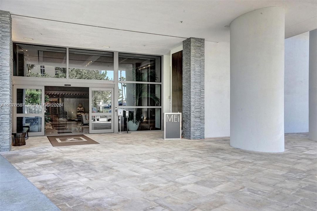 For Sale: $1,590,000 (2 beds, 2 baths, 1094 Square Feet)