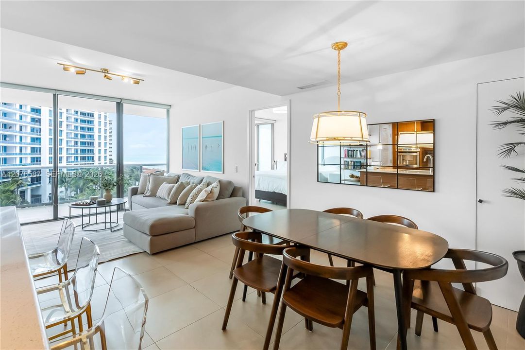 For Sale: $1,590,000 (2 beds, 2 baths, 1094 Square Feet)