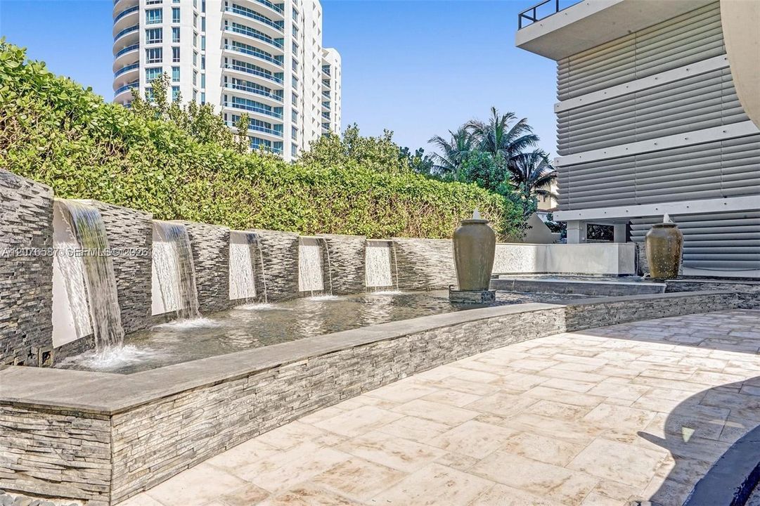 For Sale: $1,590,000 (2 beds, 2 baths, 1094 Square Feet)