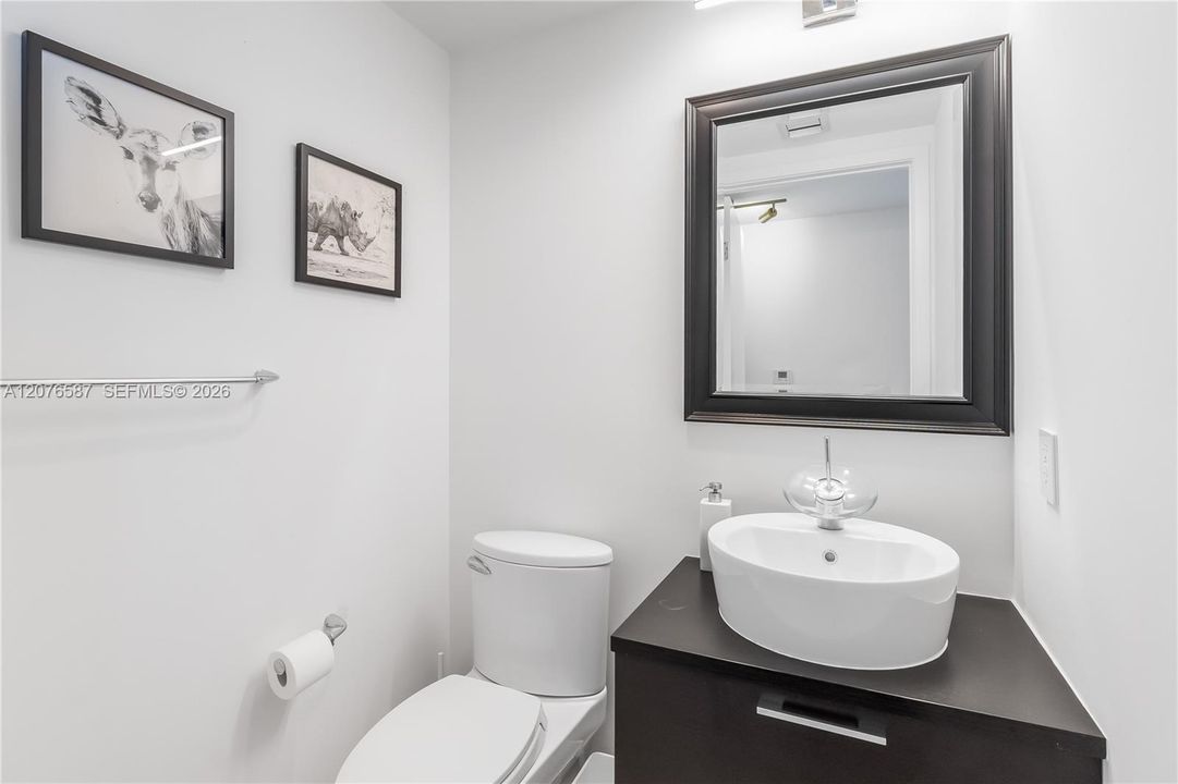 For Sale: $1,590,000 (2 beds, 2 baths, 1094 Square Feet)