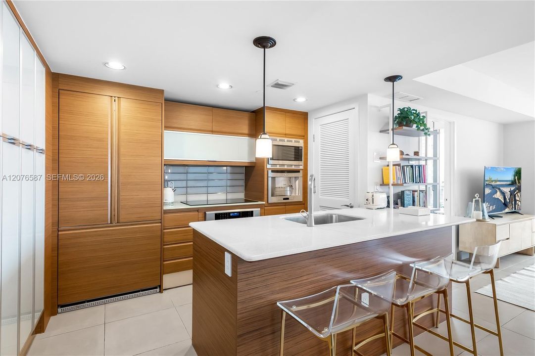 For Sale: $1,590,000 (2 beds, 2 baths, 1094 Square Feet)