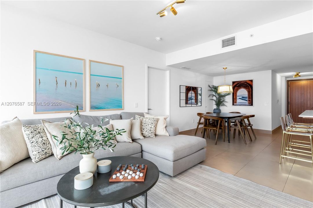 For Sale: $1,590,000 (2 beds, 2 baths, 1094 Square Feet)