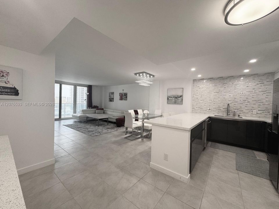 For Sale: $498,000 (2 beds, 2 baths, 1270 Square Feet)