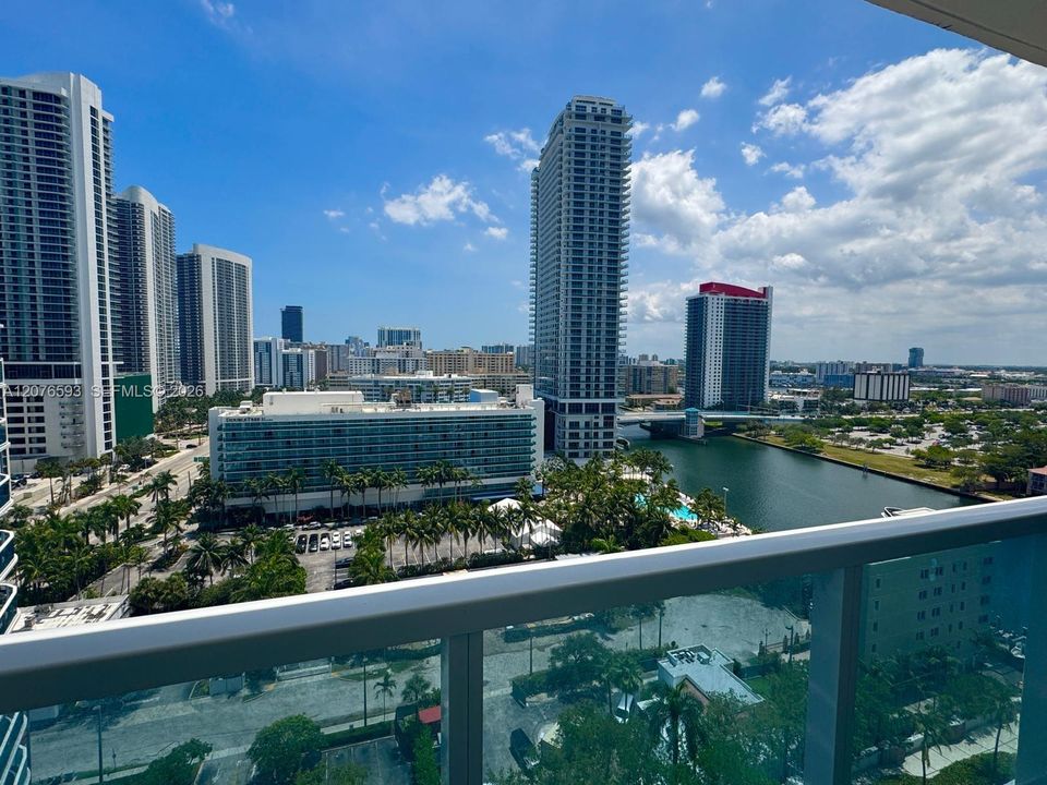 For Sale: $498,000 (2 beds, 2 baths, 1270 Square Feet)