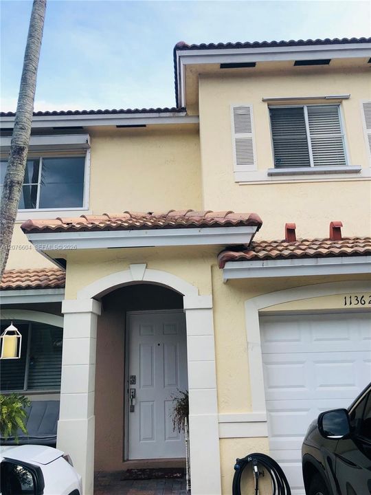 For Rent: $2,900 (3 beds, 3 baths, 1678 Square Feet)