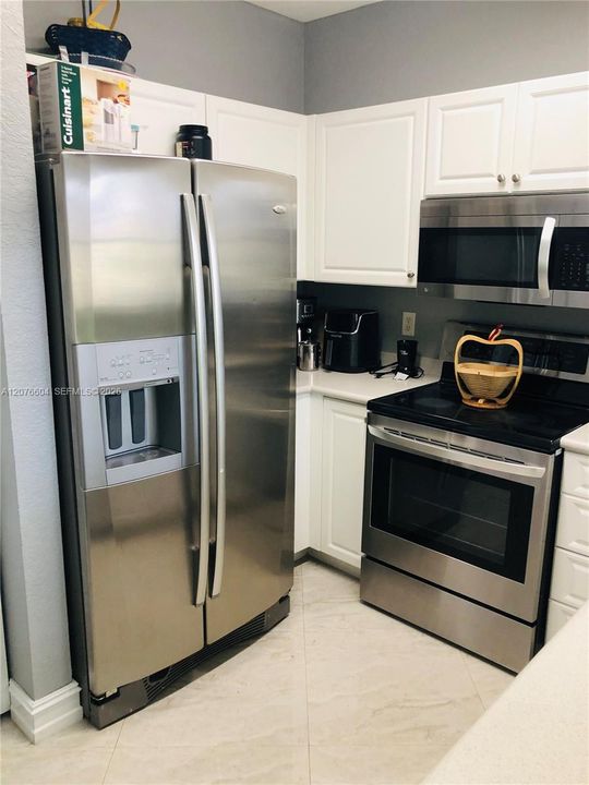 For Rent: $2,900 (3 beds, 3 baths, 1678 Square Feet)