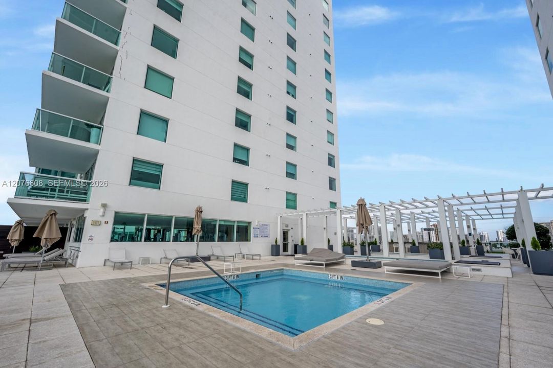 En Venta: $1,175,000 (3 camas, 3 baños, 1686 Pies cuadrados)