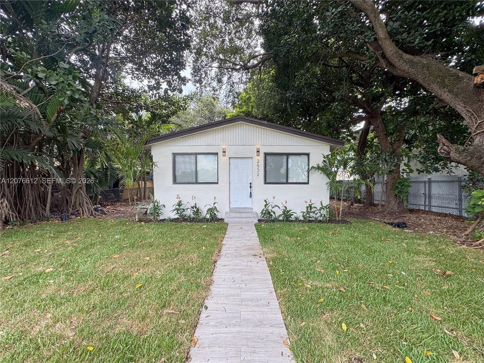 En Venta: $449,900 (3 camas, 2 baños, 851 Pies cuadrados)