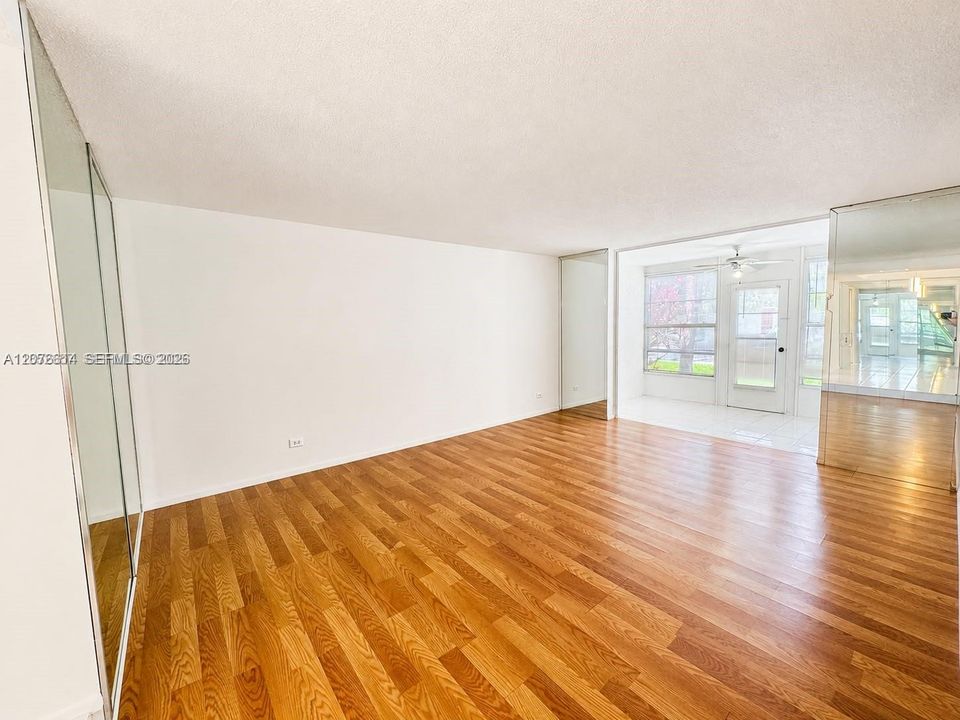 For Rent: $1,350 (0 beds, 1 baths, 550 Square Feet)