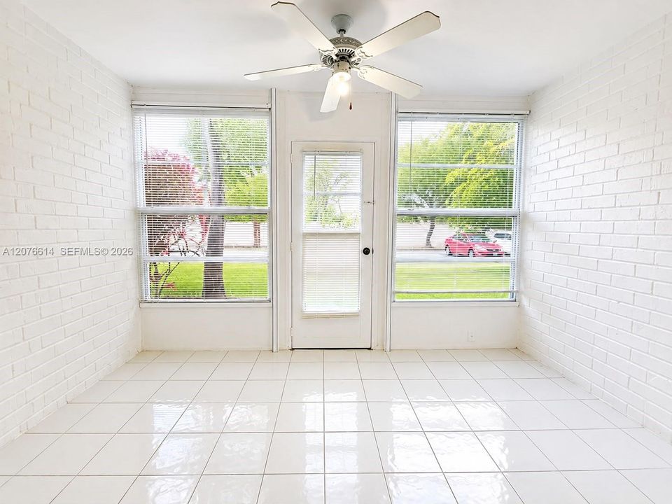 For Rent: $1,350 (0 beds, 1 baths, 550 Square Feet)