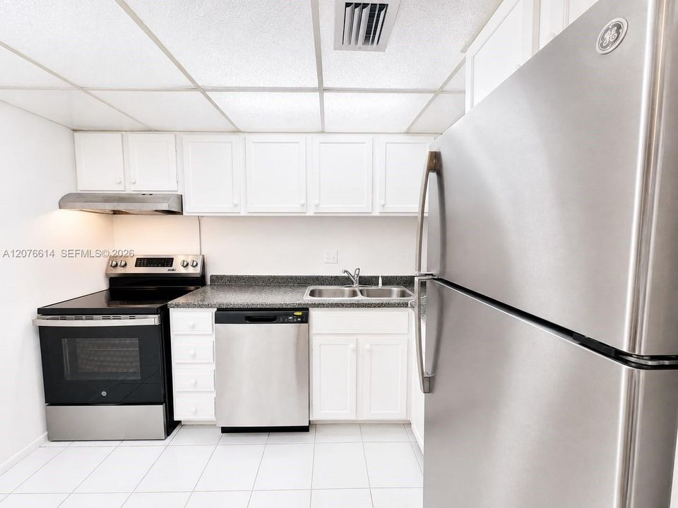 For Rent: $1,350 (0 beds, 1 baths, 550 Square Feet)