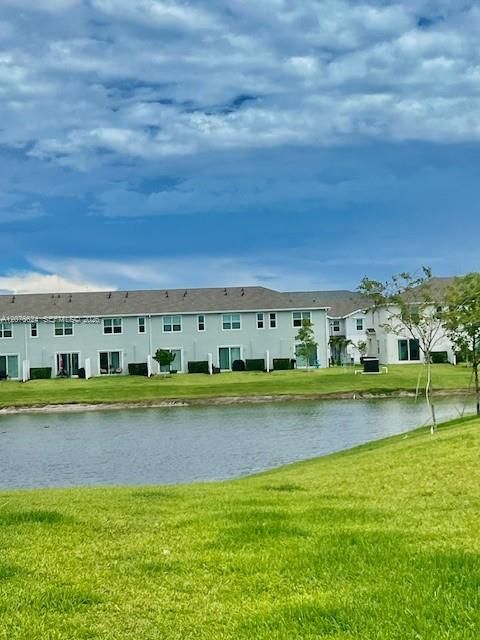 For Rent: $2,750 (4 beds, 2 baths, 1821 Square Feet)