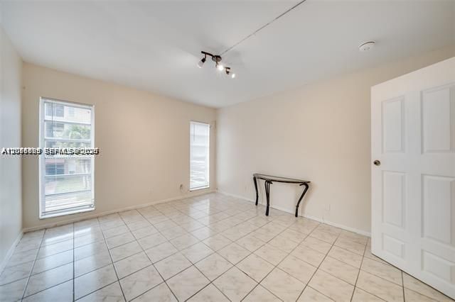 For Rent: $1,350 (1 beds, 1 baths, 850 Square Feet)