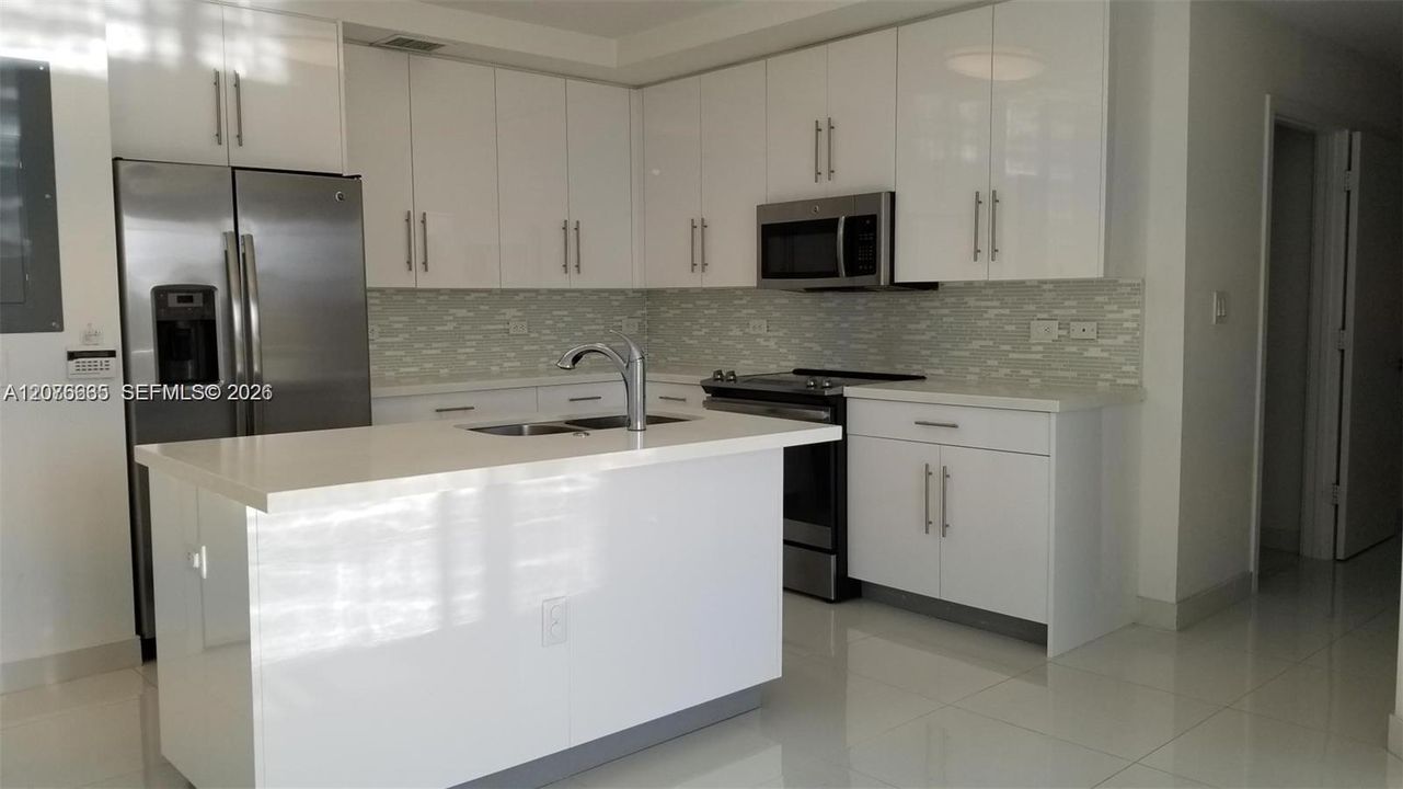 En Renta: $2,750 (3 camas, 2 baños, 1050 Pies cuadrados)