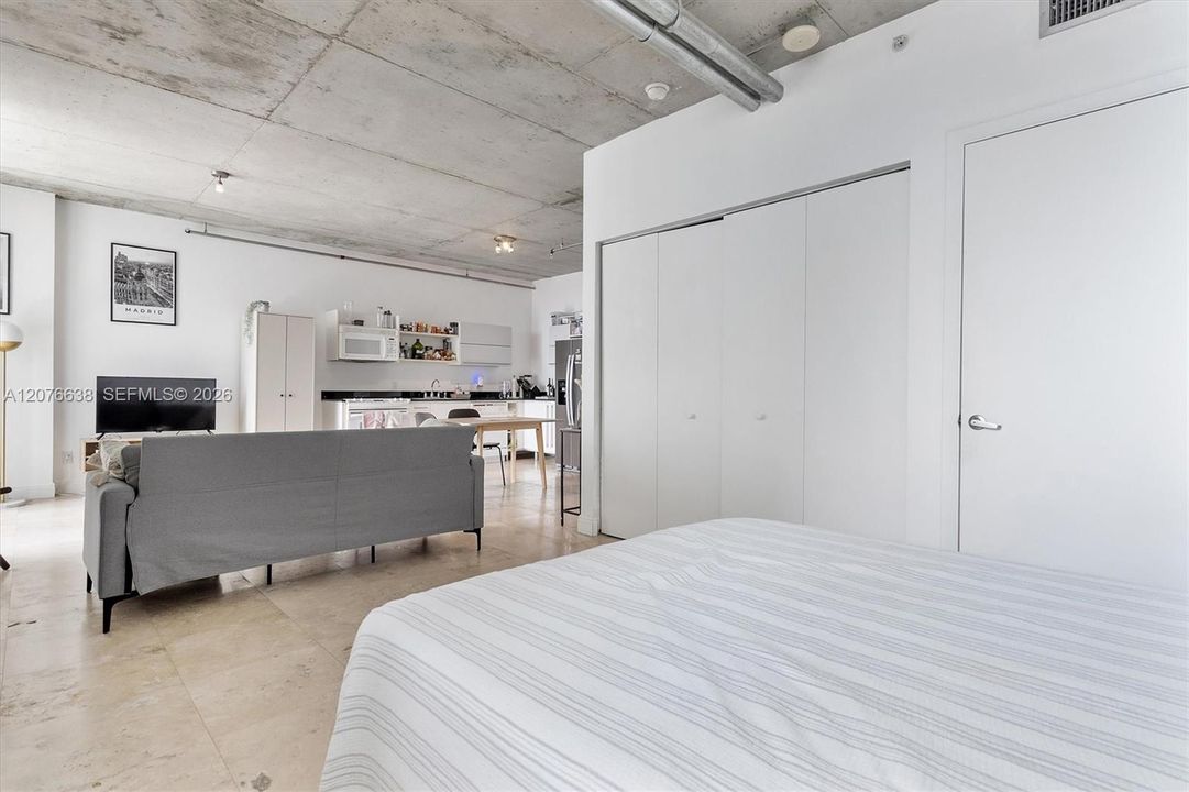На продажу: $334,999 (0 спален, 1 ванн, 638 Квадратных фут)