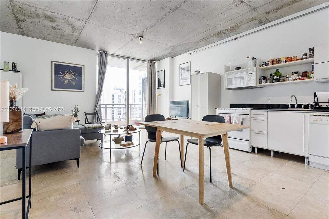 На продажу: $334,999 (0 спален, 1 ванн, 638 Квадратных фут)
