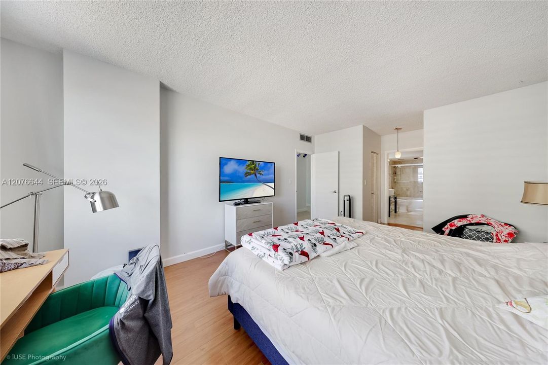 For Sale: $550,000 (2 beds, 2 baths, 1340 Square Feet)