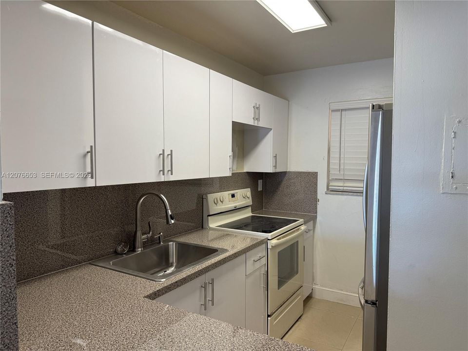 For Rent: $2,100 (2 beds, 2 baths, 890 Square Feet)