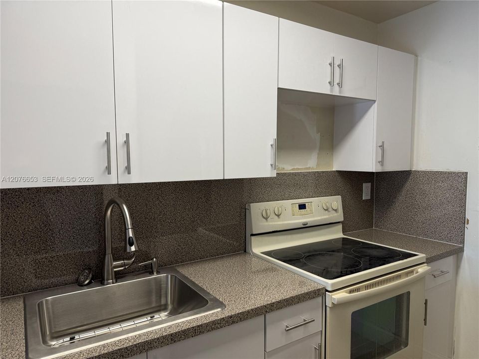 For Rent: $2,100 (2 beds, 2 baths, 890 Square Feet)