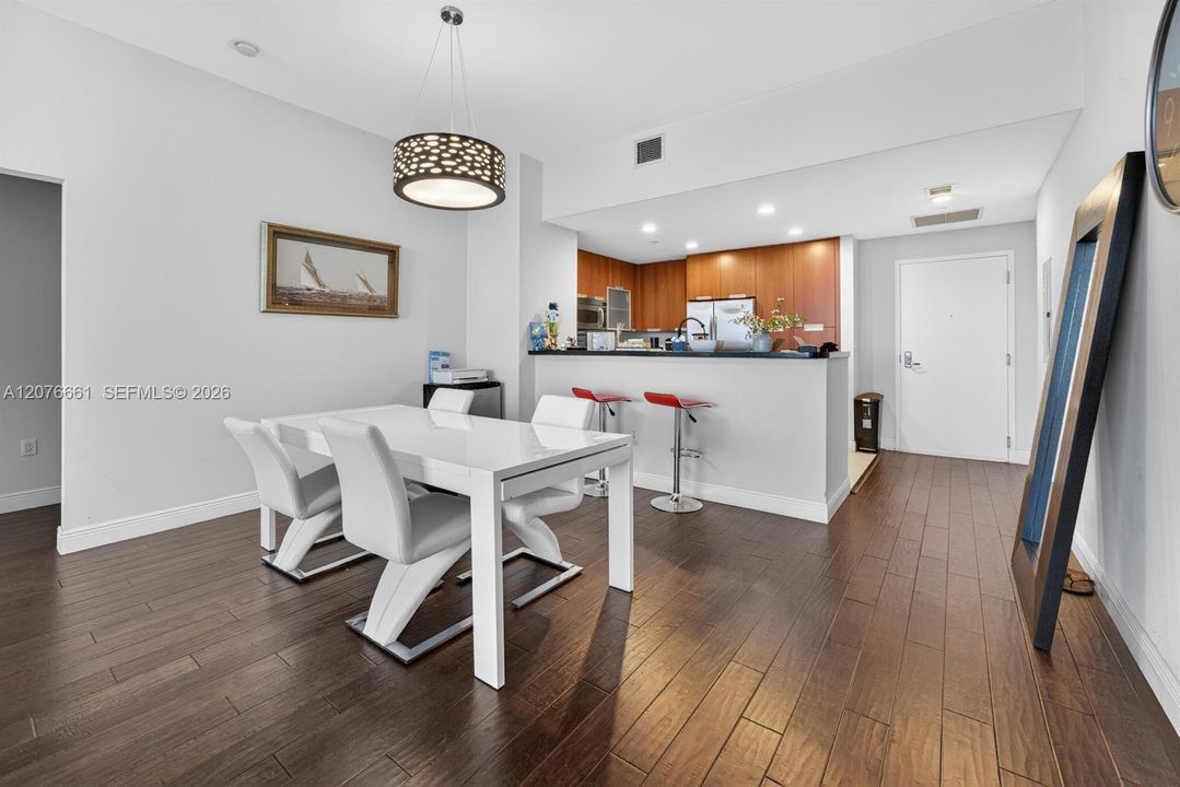В аренду: $4,950 (2 спален, 2 ванн, 1735 Квадратных фут)