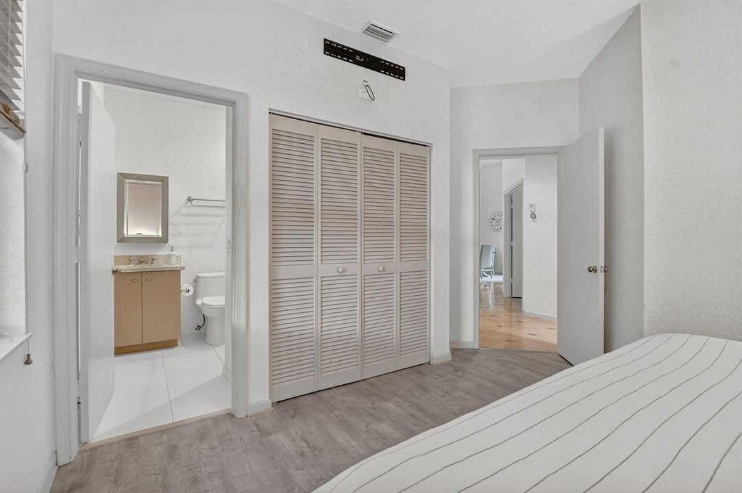 Guest bedroom/Ensuite Bath