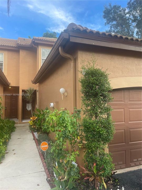 For Sale: $437,000 (2 beds, 2 baths, 1261 Square Feet)