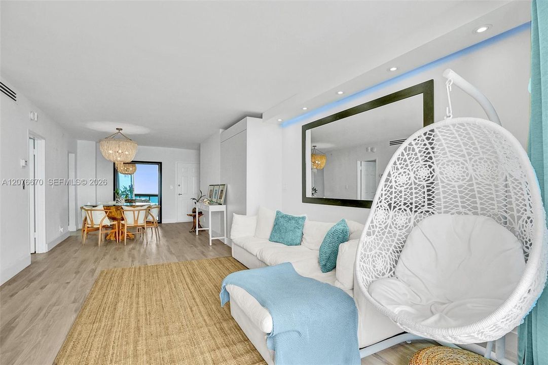 For Rent: $3,000 (1 beds, 1 baths, 835 Square Feet)