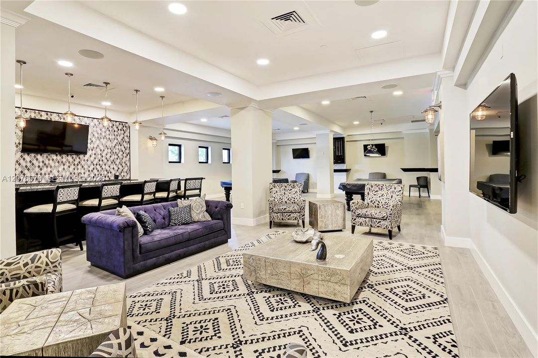 For Rent: $3,000 (1 beds, 1 baths, 835 Square Feet)