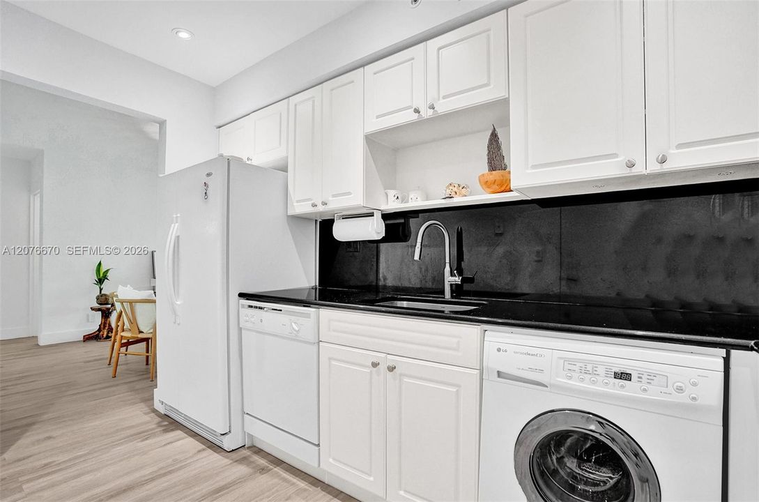 For Rent: $3,000 (1 beds, 1 baths, 835 Square Feet)