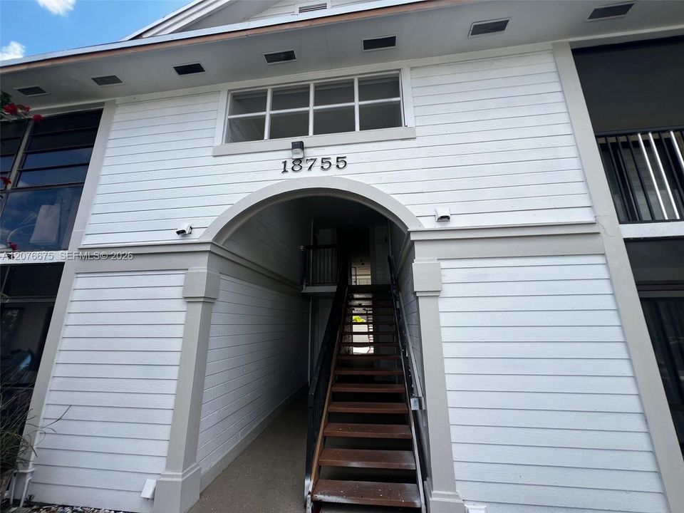 For Rent: $2,500 (3 beds, 2 baths, 1160 Square Feet)