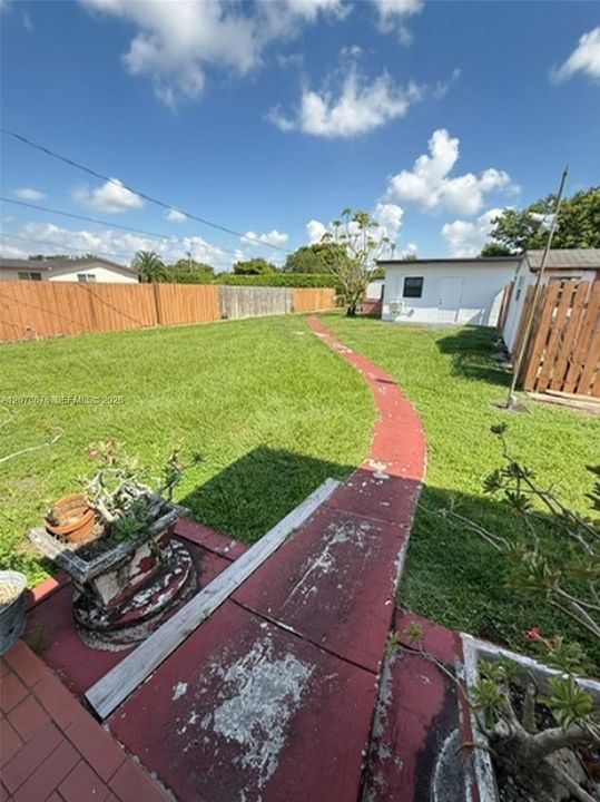 For Rent: $2,400 (3 beds, 2 baths, 5078 Square Feet)
