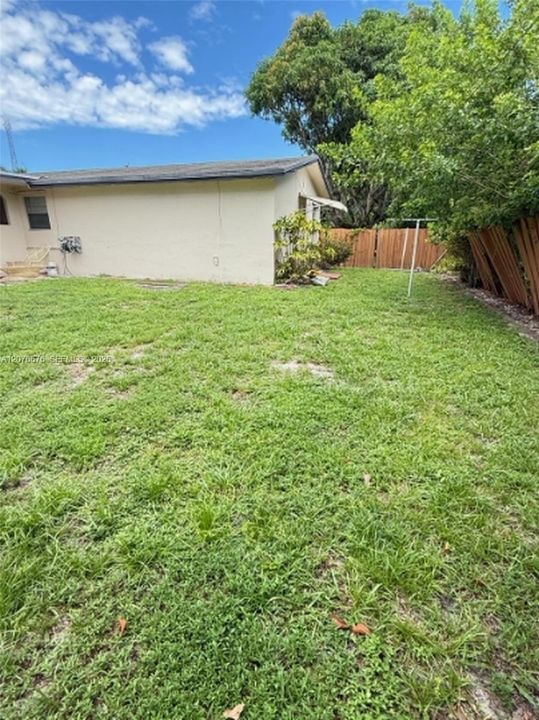For Rent: $2,400 (3 beds, 2 baths, 5078 Square Feet)