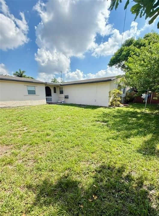 For Rent: $2,400 (3 beds, 2 baths, 5078 Square Feet)