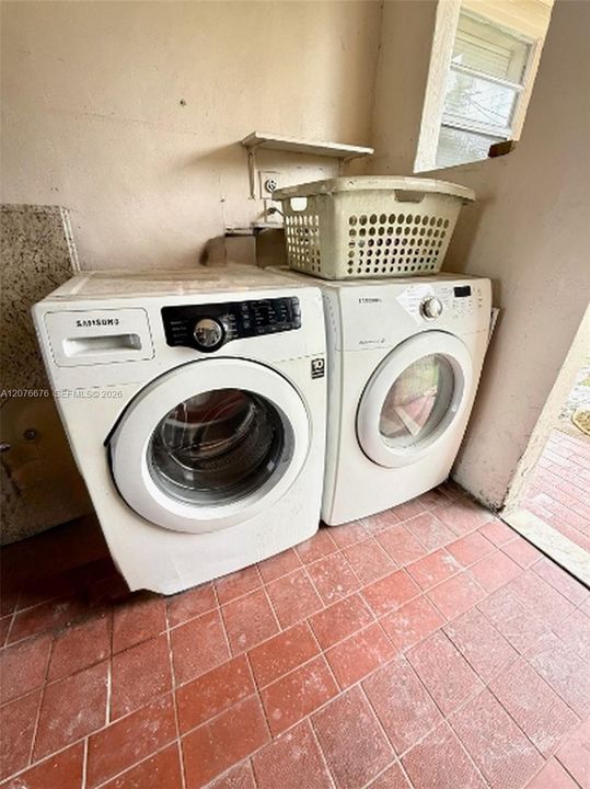 For Rent: $2,400 (3 beds, 2 baths, 5078 Square Feet)